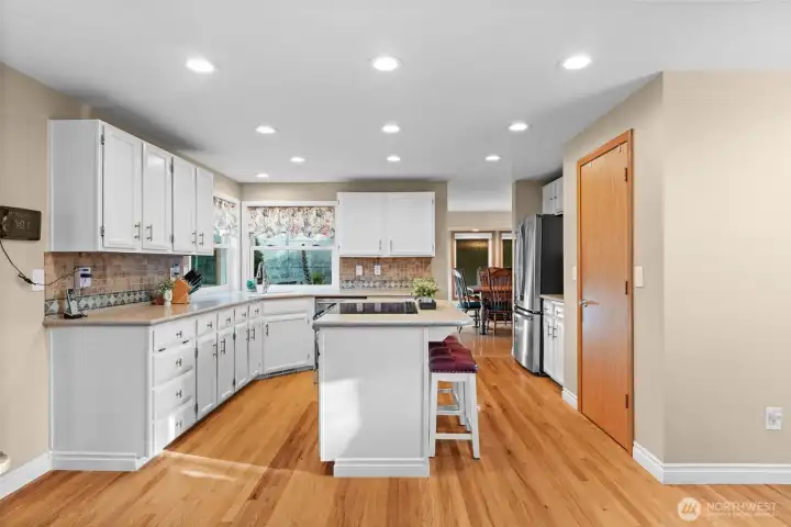 Large kitchen with cooktop island