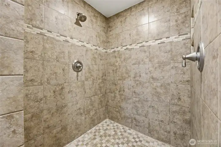 Updated shower with dual shower heads Updated shower with dual shower heads