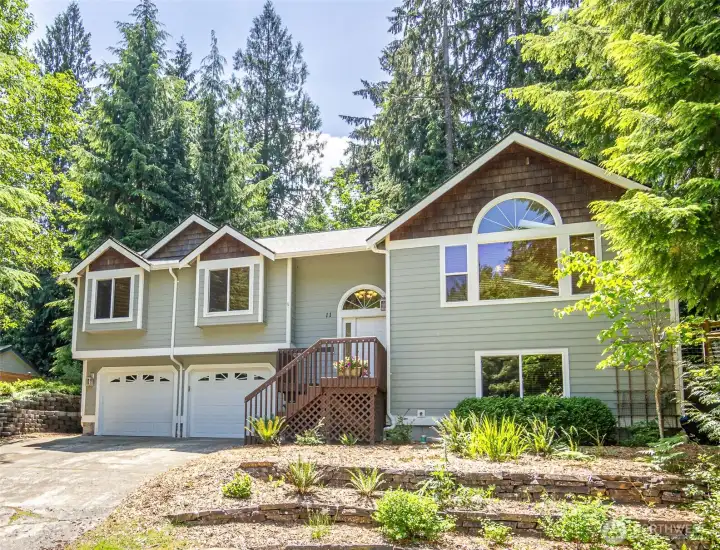 This is beautiful and spacious home features wood floors, updated kitchen appliances, a new roof and a large yard! This is beautiful and spacious home features wood floors, updated kitchen appliances, a new roof and a large yard!