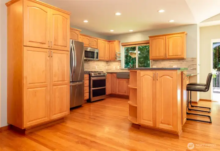 Lots of storage in this kitchen. Plus the pantry has pull out drawers! Lots of storage in this kitchen. Plus the pantry has pull out drawers!