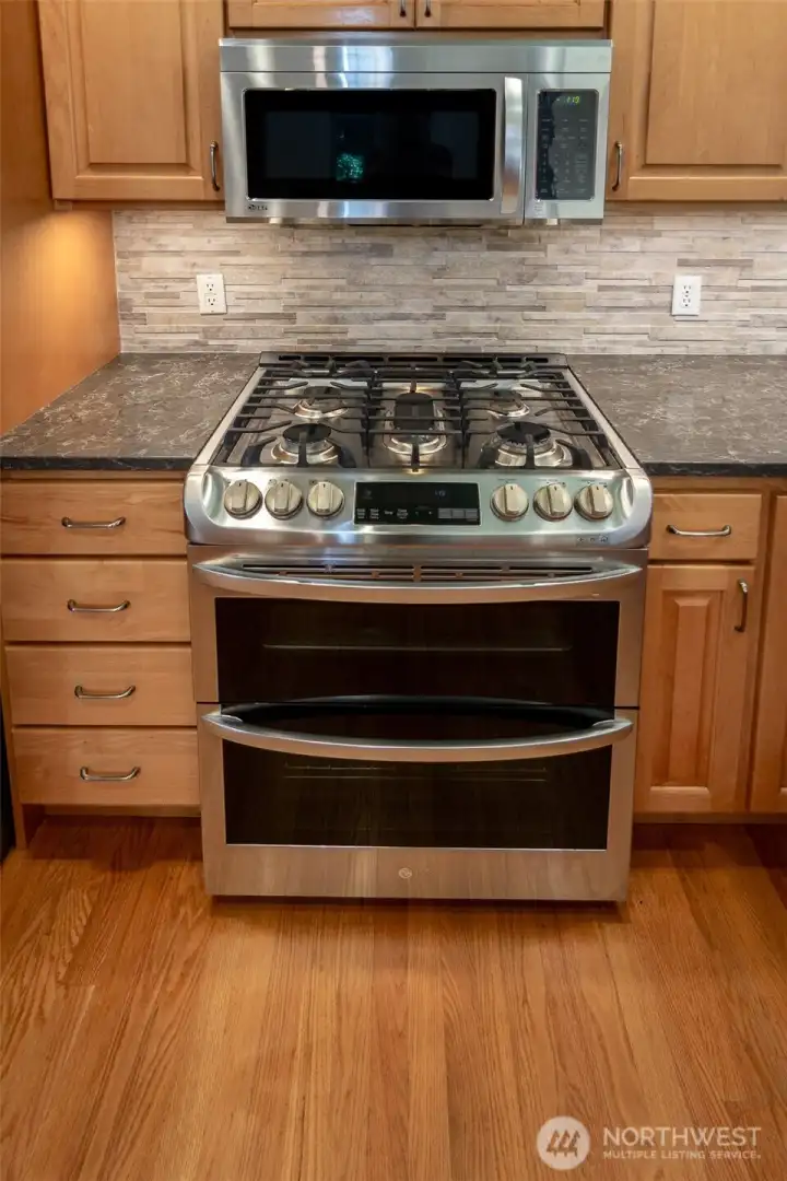 You can cook just about anything on this 5 burner cooktop and double oven! You can cook just about anything on this 5 burner cooktop and double oven!
