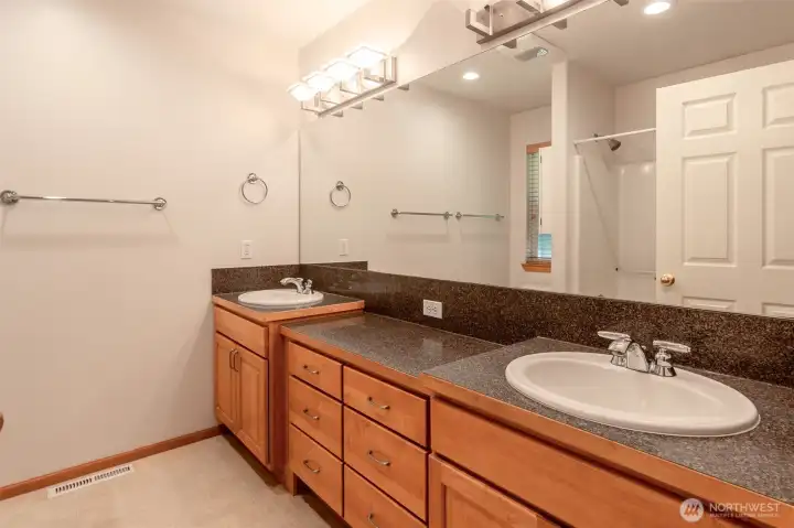 You'll enjoy double sinks and storage in this 5 piece en-suite bath. You'll enjoy double sinks and storage in this 5 piece en-suite bath.
