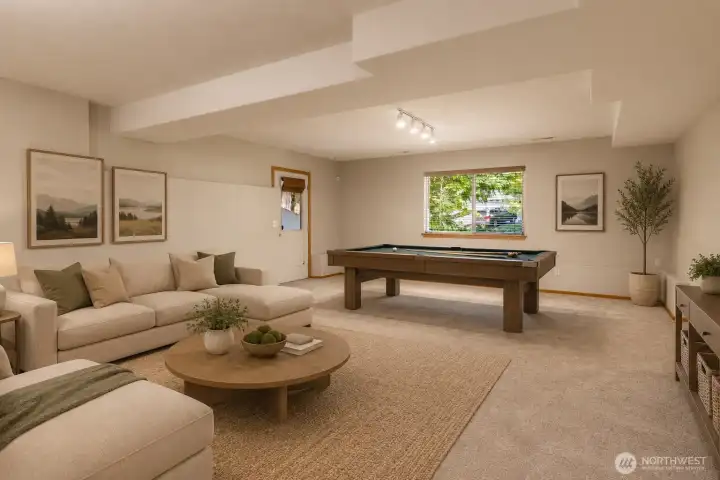 The huge family room can accomodate just about any activity! (virtually staged) The huge family room can accomodate just about any activity! (virtually staged)