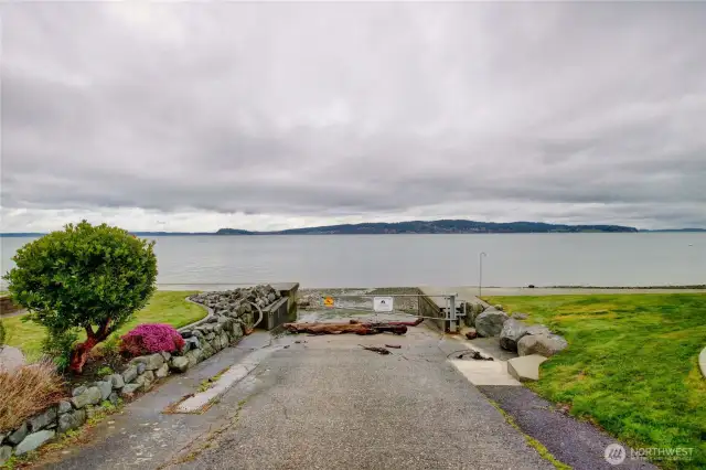 Bayshore Terrace private community boat launch only 1 lot away