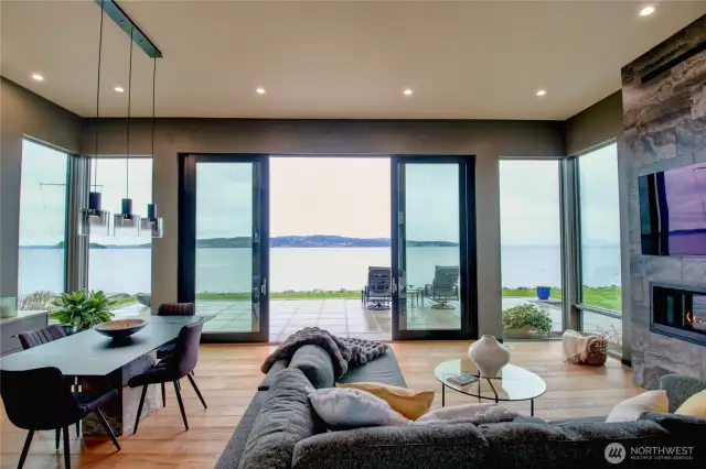Sliding glass doors brings the outside indoors