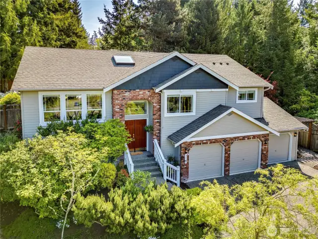 Welcome to highly sought-after Commodore West. Walking distance to town, ferry, parks and shopping!