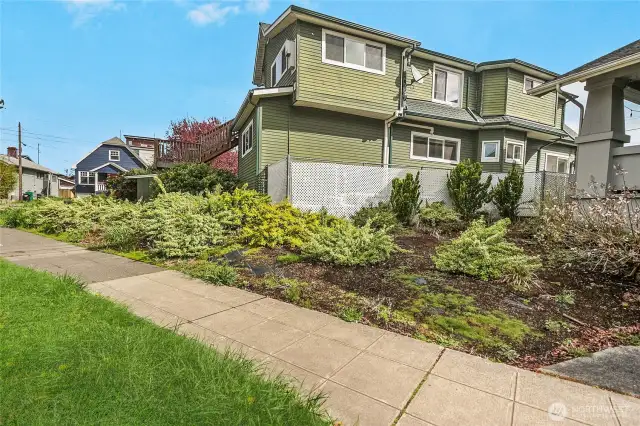 Stroll to Cowen Park, Green Lake, groceries, dining, shopping, & more!