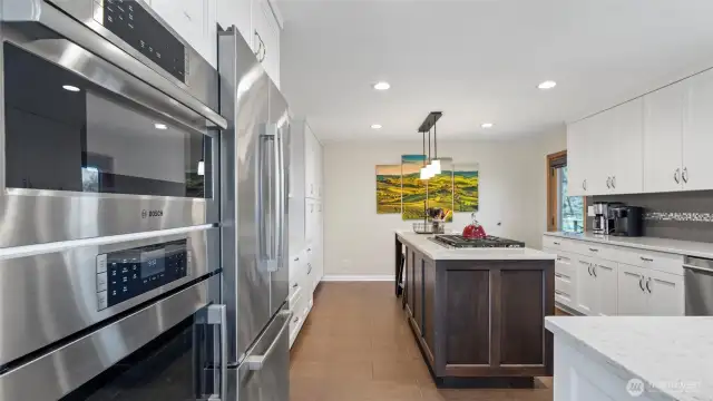 Double Bosch oven (conventional plus convection/microwave combo).