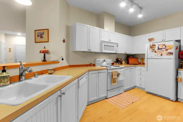 Large kitchen where two people can cook at the same time.