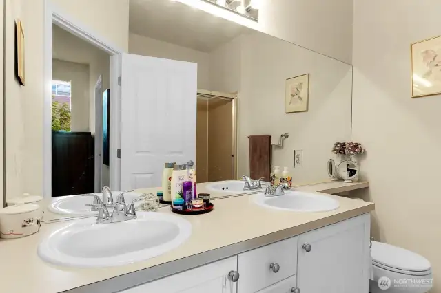 Primary bedroom bathroom