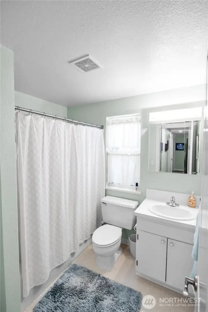 Located centrally between the second and third bedroom is the full bath.