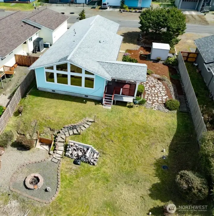Beach house with all the comforts and easy maintenance landscaping.