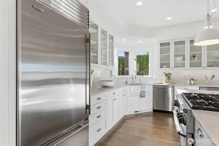 Dacor 36” dual-fuel range with downdraft. Cabinetry includes loads of drawer banks plus cabinets with pull-out drawers. Under cabinet lighting for both food prep and mood lighting.