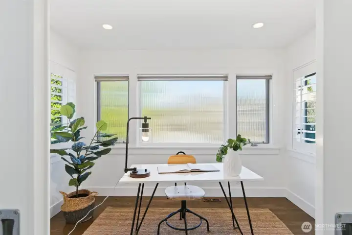 This space offers fantastic light with reeded glass on three windows for privacy. Sliding door entry maximize use of the space. A wonderful space for a home office or studio, as well as a nursery/bedroom – just add a wardrobe.