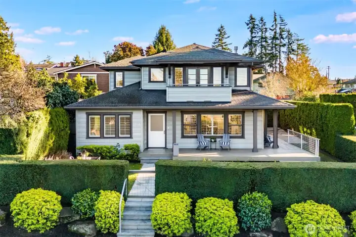 An extraordinary custom design by Peter Swindley Architects, ideally positioned on the site to soak up the sunny, southwestern exposure. Incredible mature trees and hedges contribute to the lush, private setting.