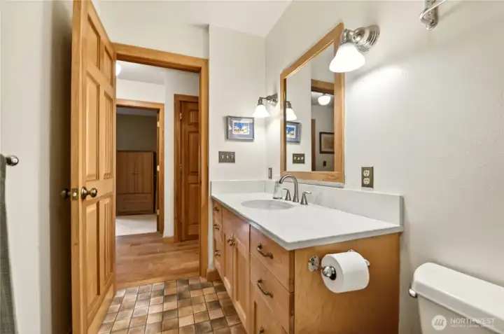 Main floor full bathroom