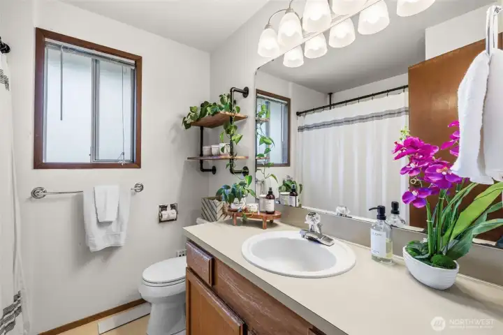 Full hall bathroom serving the upstairs bedrooms