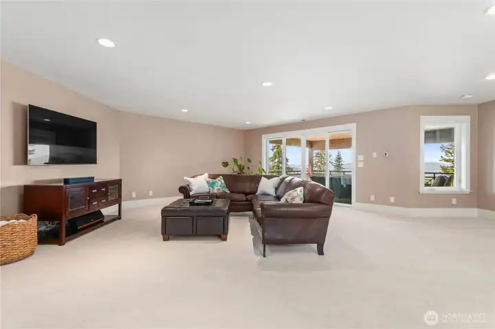 Upstairs bonus room, with sliding doors out to the upper deck