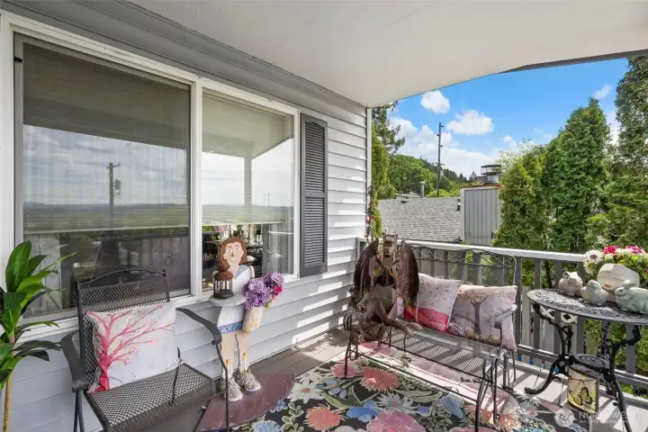 Covered front porch!