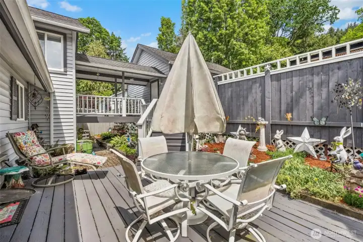 Private back deck with new fence!!!