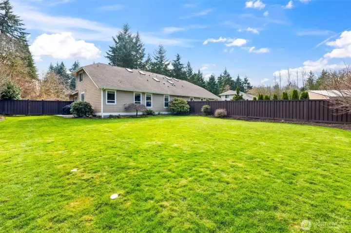Huge backyard. Brand new trex fencing recently installed. Huge backyard. Brand new trex fencing recently installed.