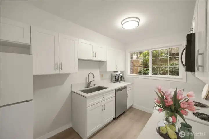 Kitchen (virtually staged) Kitchen (virtually staged)