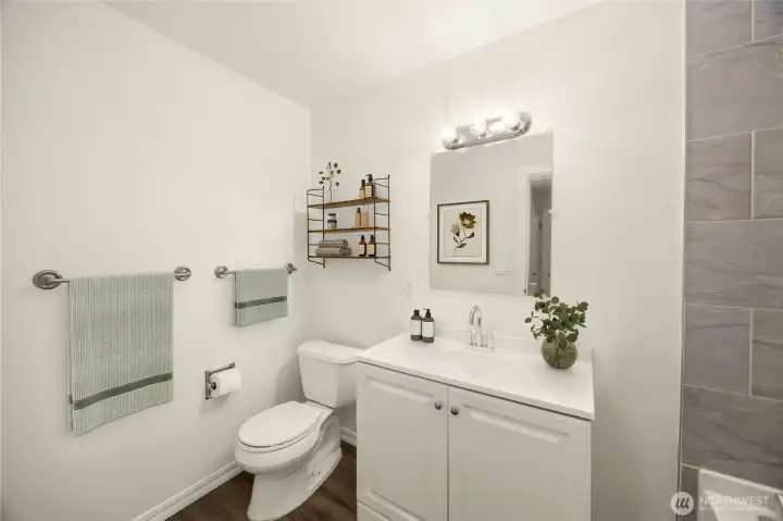 Full bathroom (virtually staged) Full bathroom (virtually staged)