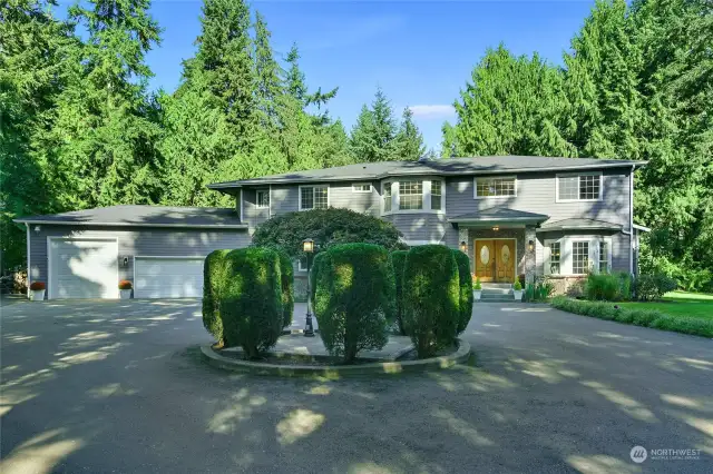 Fabulous circular driveway.  Great for entertaining