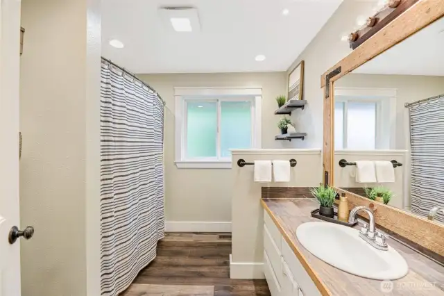 Upstairs full bath.