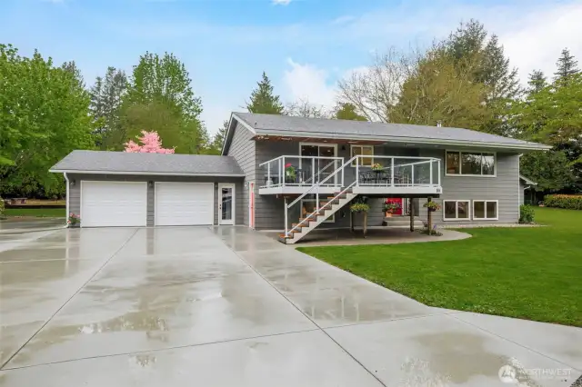 Oversized driveway w/ RV/boat parking