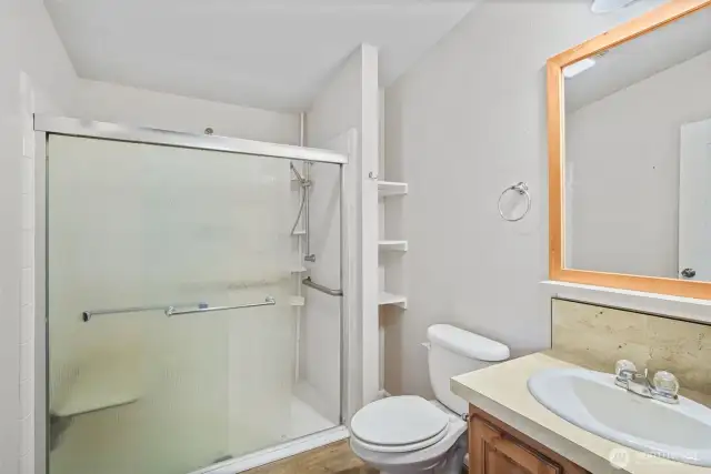 2nd bathroom with roll-in shower