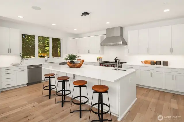 Large Center Island w/Eat Up Bar & Storage