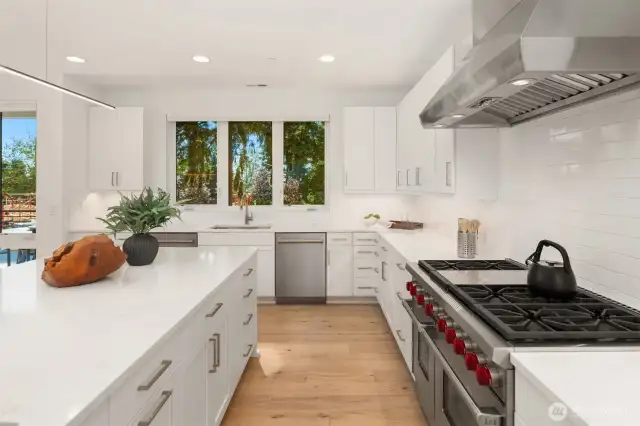 Chef's Kitchen w/SS Appliances, 2 Dishwashers & Walk In Pantry