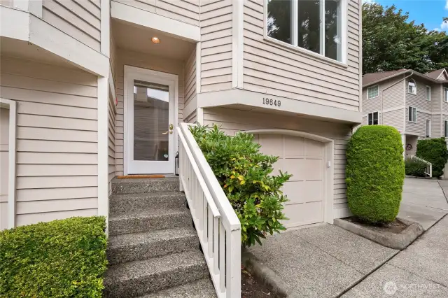 Welcome to this end unit townhome in Shoreline!