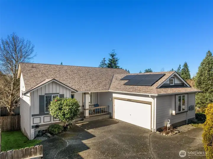 Inviting daylight rambler in Renton's desirable Kennydale community!
