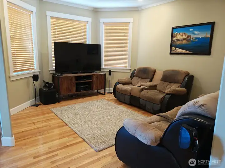 Roomt living room with views to the water and mountains