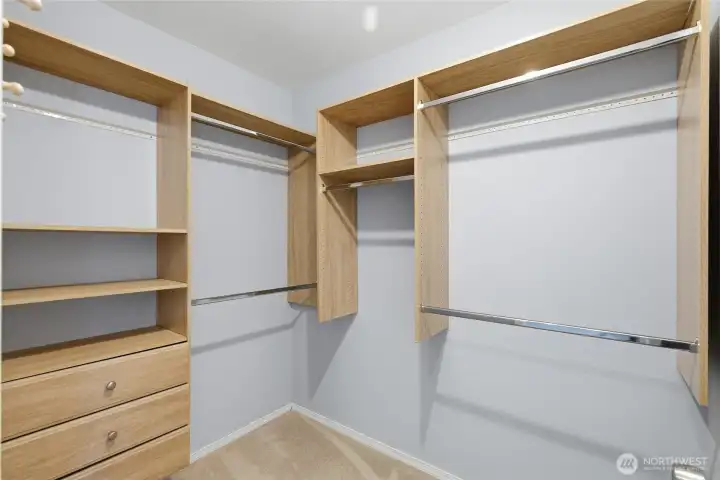 WIC w/ built in closet system