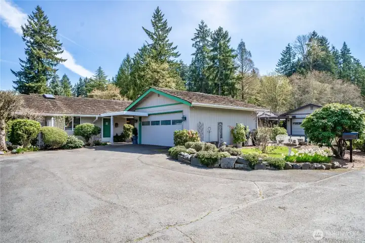 Front of home w driveway