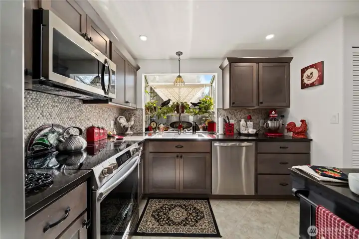 NEW kitchen w quartz counters