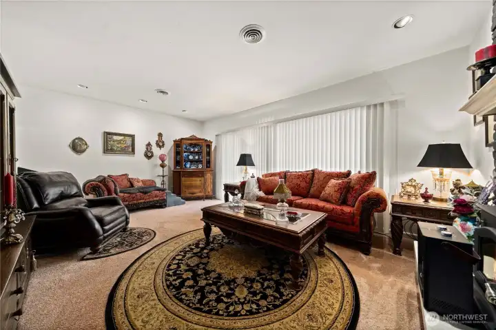 Beautiful Living room w access to patio w creek