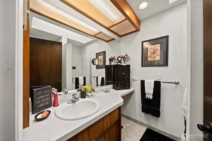 Full bath of Main suite w walk in closet
