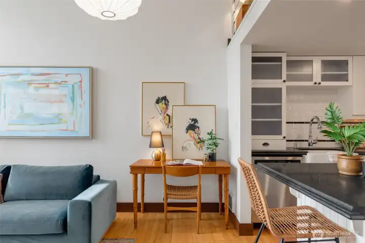 Versatile floor plan: have your desk on main floor or move it to the loft