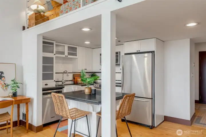 Love this practical kitchen with eating island/storage Love this practical kitchen with eating island/storage