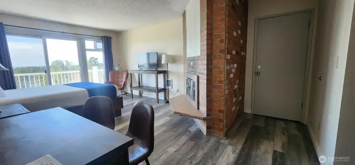 #422 King room with Balcony, Fireplace & Kitchenette, door to adjoining room #423