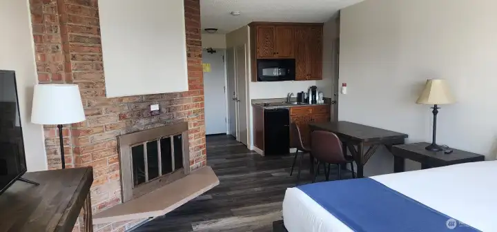 #422 King room with Balcony, Fireplace & Kitchenette