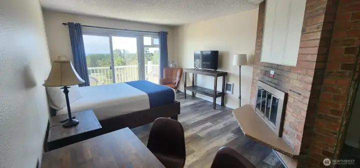 #422 King room with Balcony, Fireplace & Kitchenette