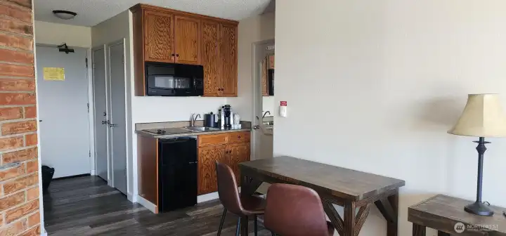 #422 King room with Balcony, Fireplace & Kitchenette