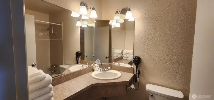 #423 Double Queen Bathroom