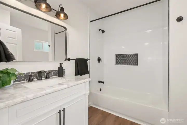 Main Bathroom Main Bathroom