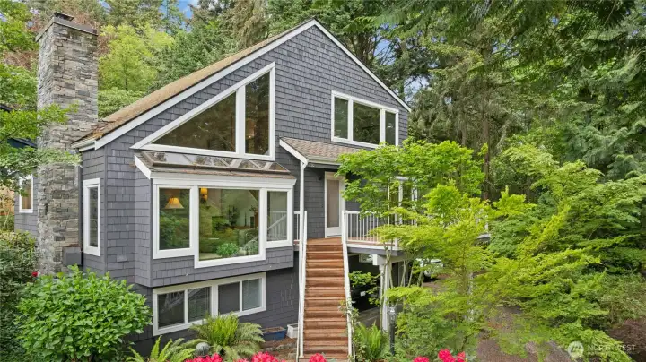 Stunning custom NW Contemporary tucked away on a quiet Holmes Point street
